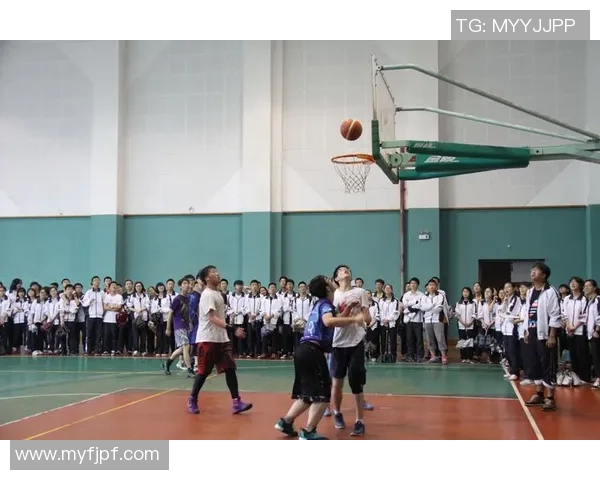 中学篮球赛精彩纷呈青春对决展现团队精神与运动魅力